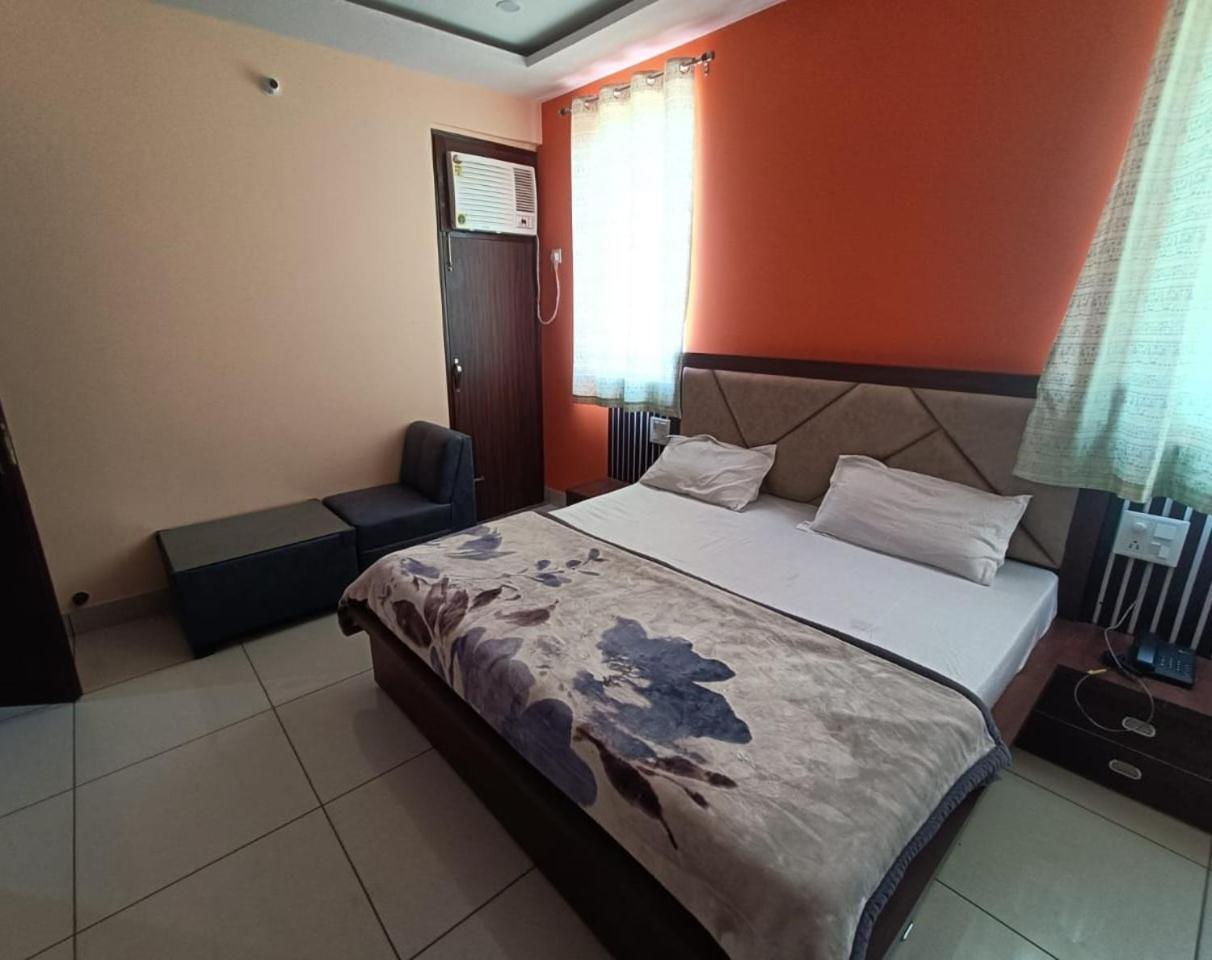 Om Hotel Rohtak 外观 照片